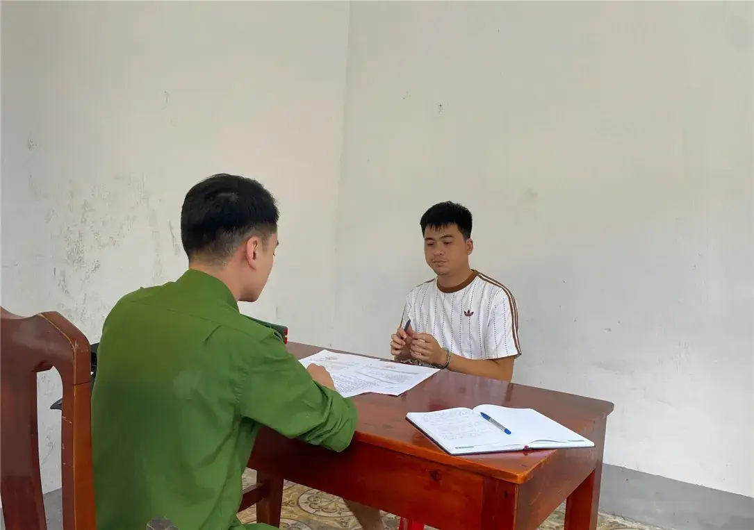 Cơ quan Cảnh sát điều tra làm việc với Hoàng Đức Tiến về hành vi đánh bạc mạng tại nhà cái 23win. (Ảnh: CA)